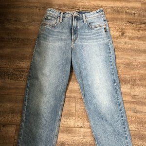 Silver Jeans Co. Women's High Rise Tapered Leg Mom Jean, 27W x 27L Blue